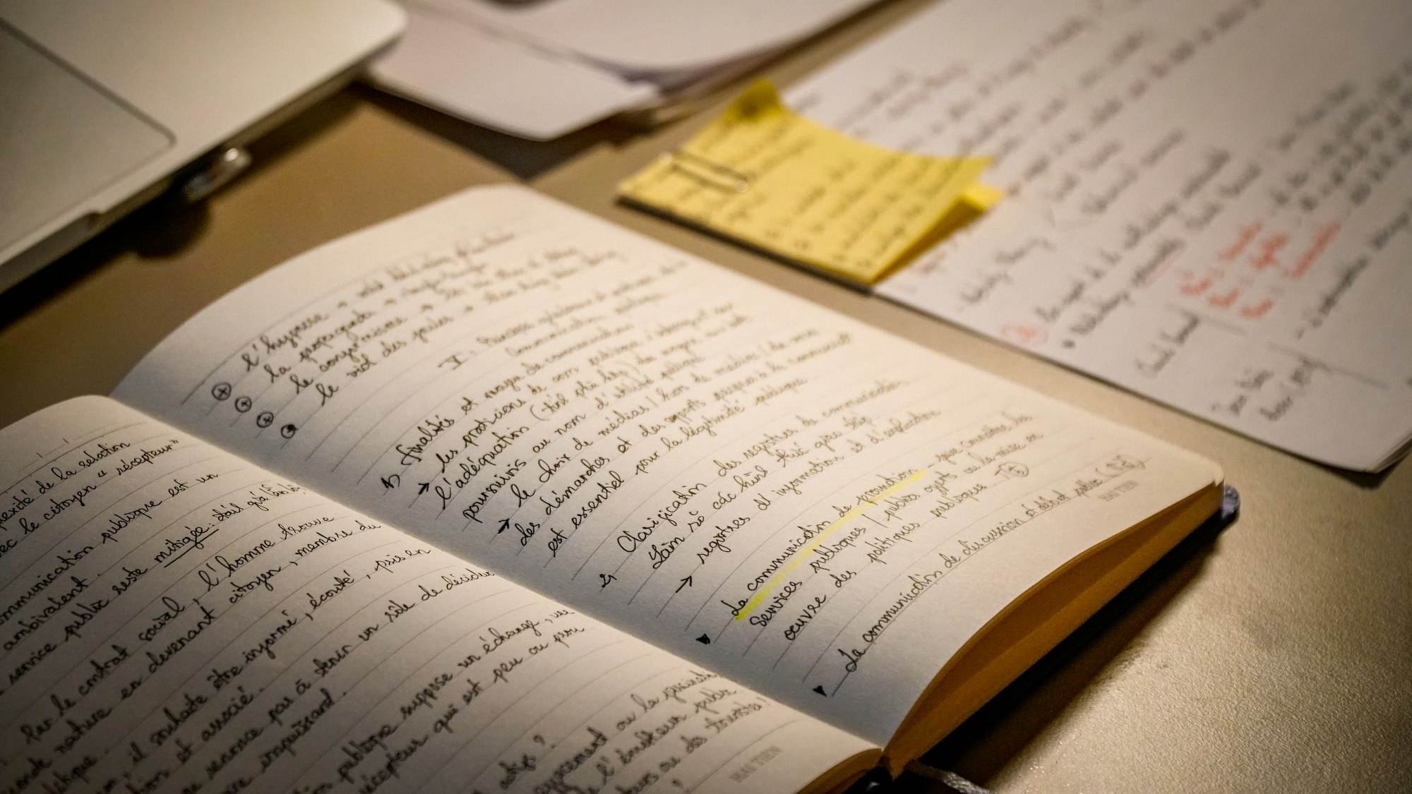 El yazısı notlarla dolu açık bir defter