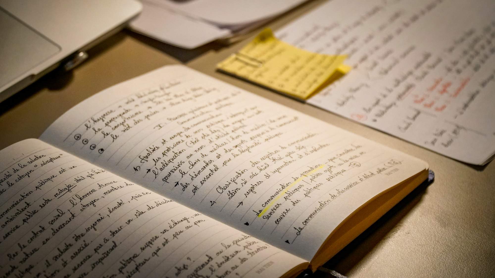 El yazısı notlarla dolu açık bir defter